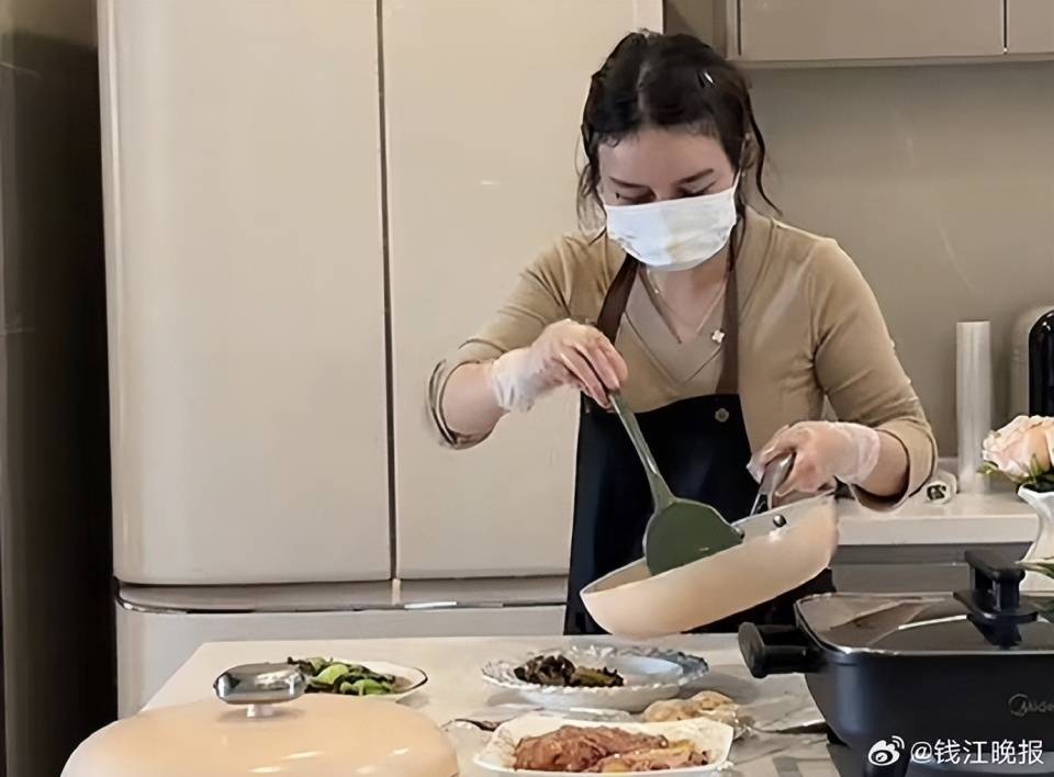 皇冠信用网登2_女子称穿瑜伽服上门做饭不是为流量:健身服是日常穿搭