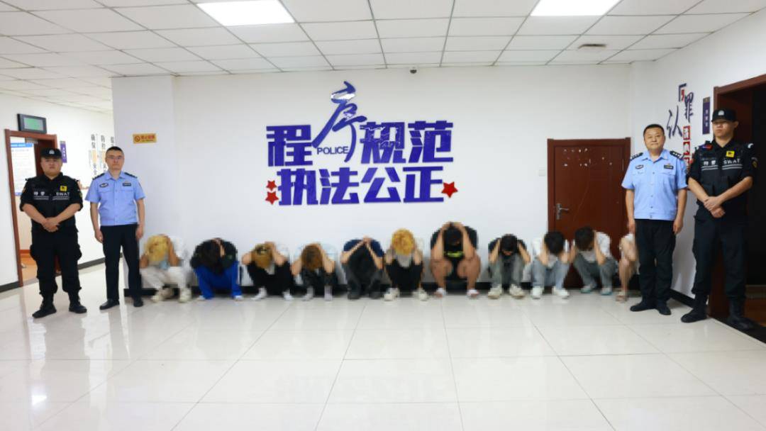 法林明高RJ足球_男子被追打躲进朋友宝马车法林明高RJ足球,人车遭打砸群殴,警方:已抓获23人,两伤者无生命危险