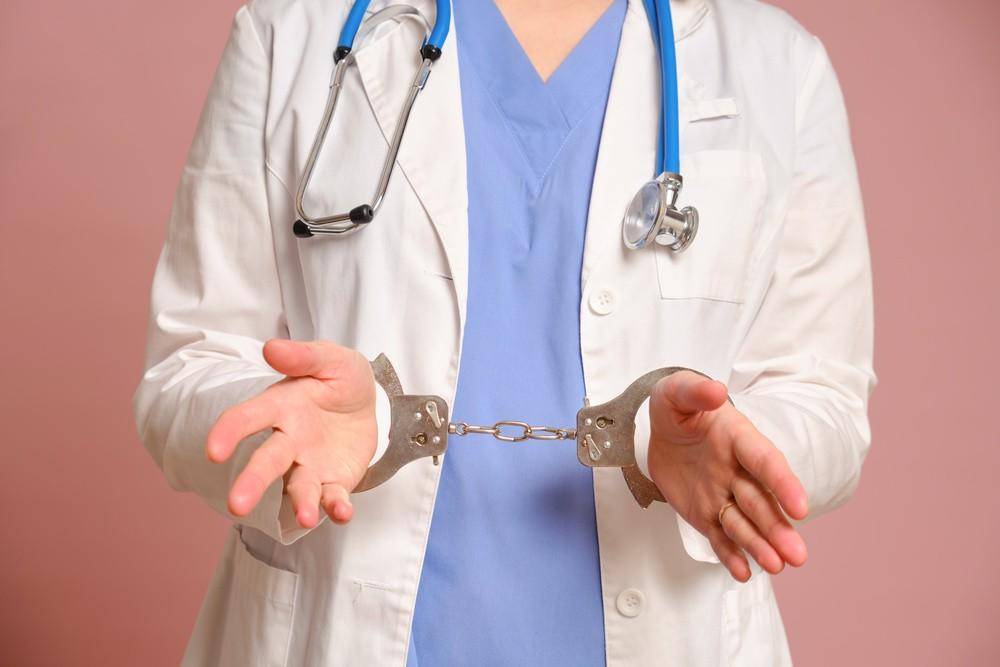 五大联赛转会
_女护士获刑被开除五大联赛转会
,被羁押后医院仍为她缴养老保险等共计14万元 一审判返还11万元