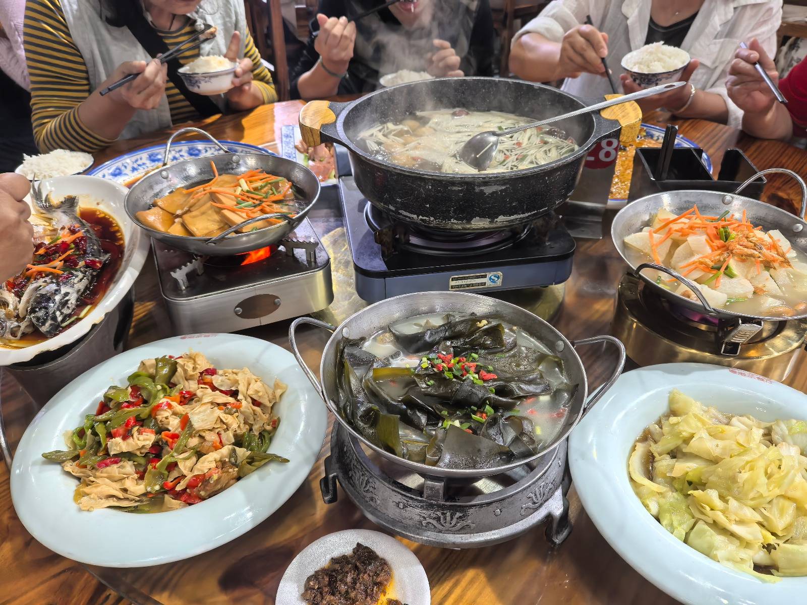 如何申请皇冠信用網_7小时“铁腚”大巴游老年团全纪录：不在家里做饭如何申请皇冠信用網，我出门就像打鸡血