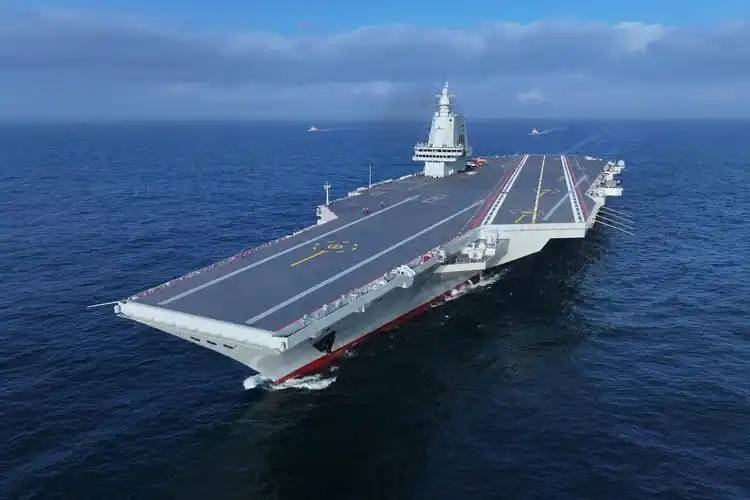 伊普斯维奇 vs 浜特福德_美国航母“尼米兹”号伊普斯维奇 vs 浜特福德，长期逗留中方黄岩岛，055率队大胆插入，打乱美军布局！
