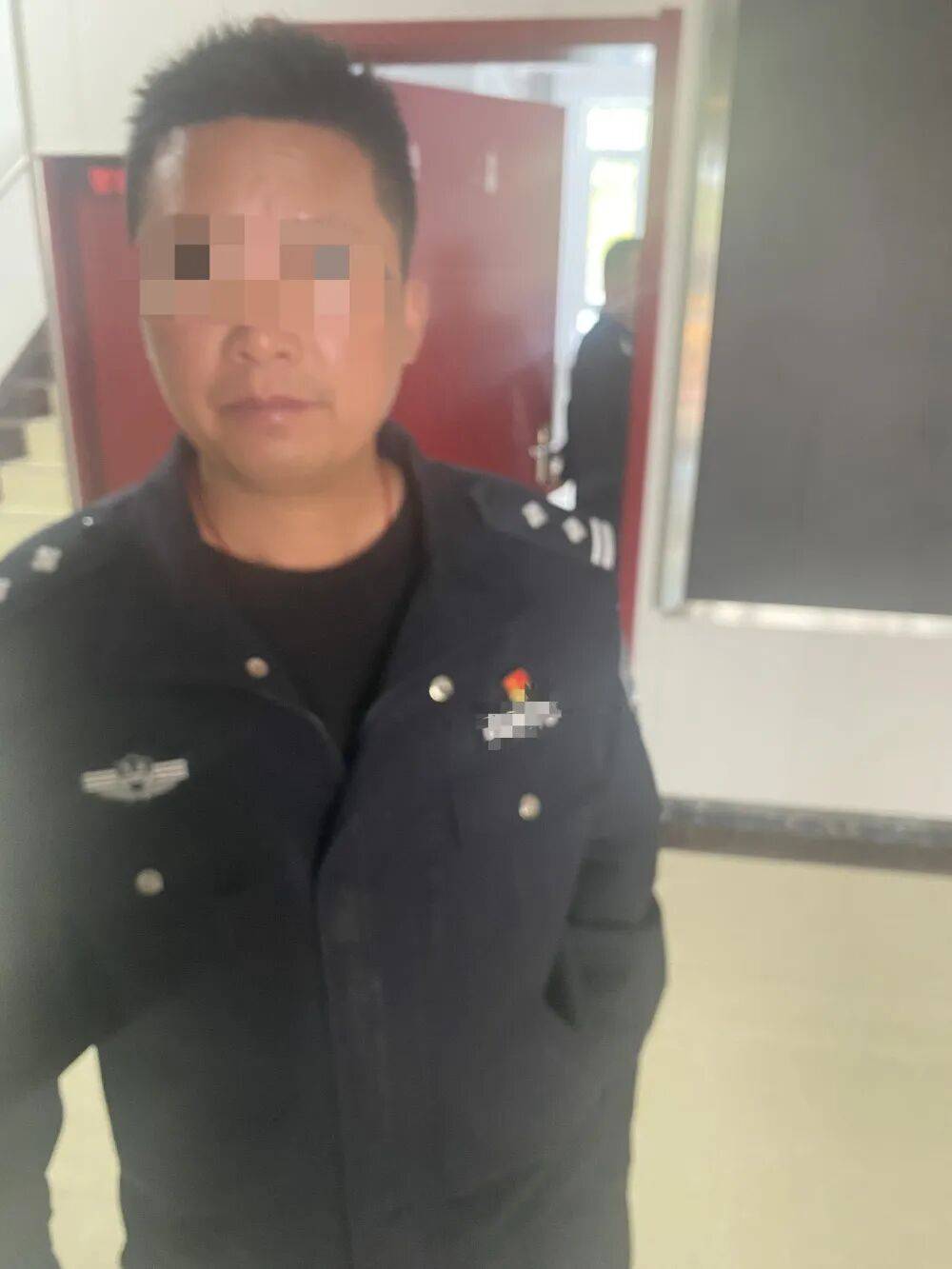 皇冠信用网代理注册
_母亲派出所里遭民警责骂皇冠信用网代理注册
,男子插话后被拖进女厕群殴:涉案民警获刑8个月,两名辅警缓刑