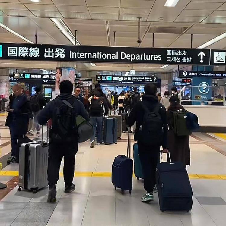 皇冠信用網在哪里开通_日本机场挤满了回国的人：有中国游客提前结束行程回国皇冠信用網在哪里开通，整趟航班满座，还有人称已辞工返华