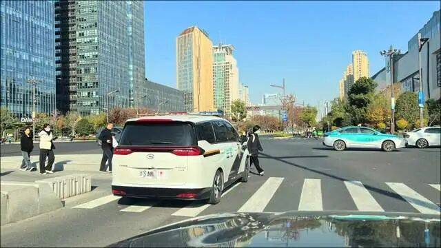 皇冠足球平台代理申请
_河南法院警车疑在杭州违停闯红灯皇冠足球平台代理申请
!杭州交警:将核查