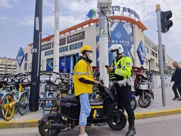 皇冠信用网结算日是哪天_来沪游客吐槽“走路也罚款”!上海交管还原真相:占用非机动车道行走皇冠信用网结算日是哪天,轻微首违仅予警告,有法度有温度